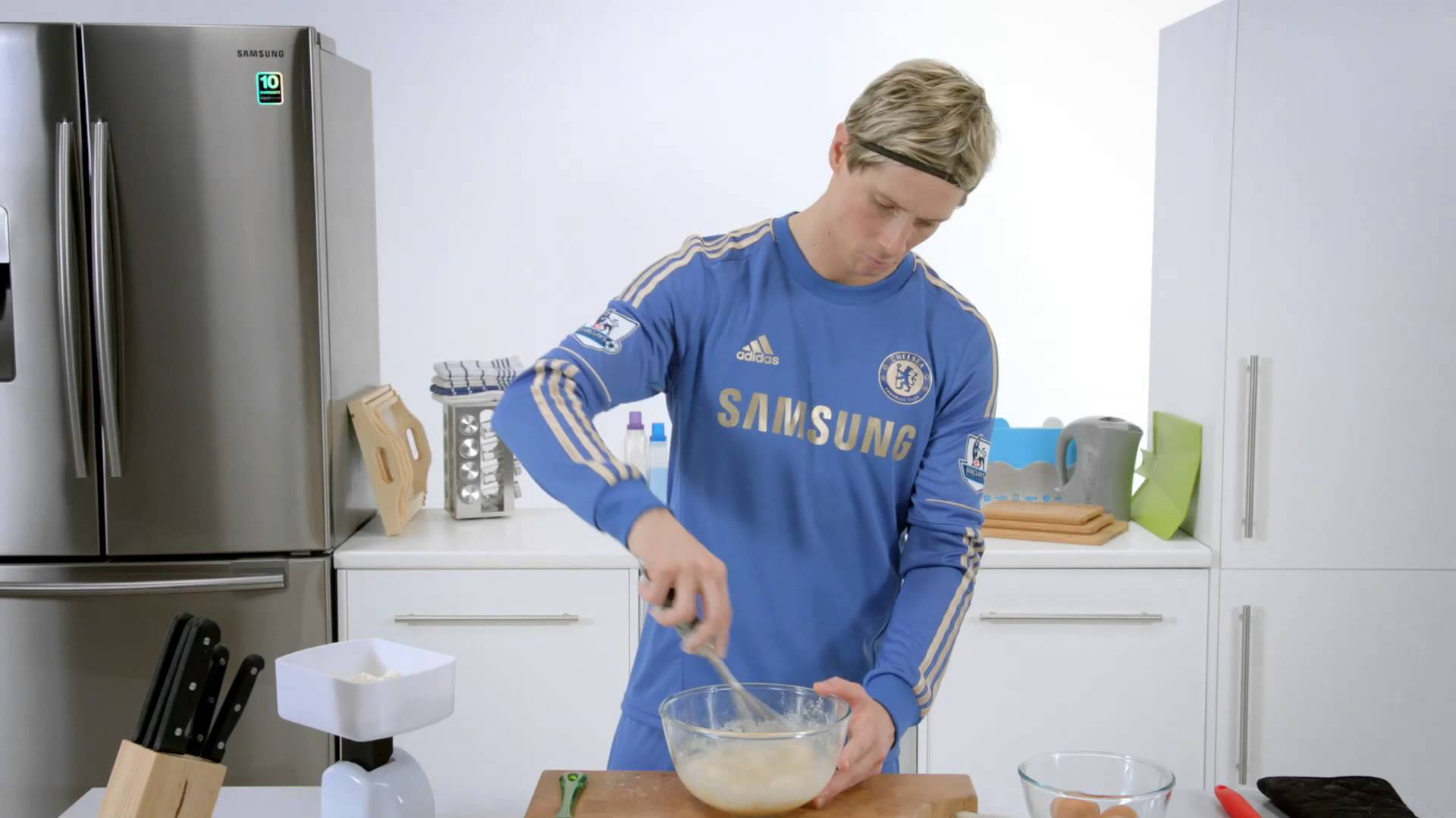Fernando Torres becomes a chef with Samsung