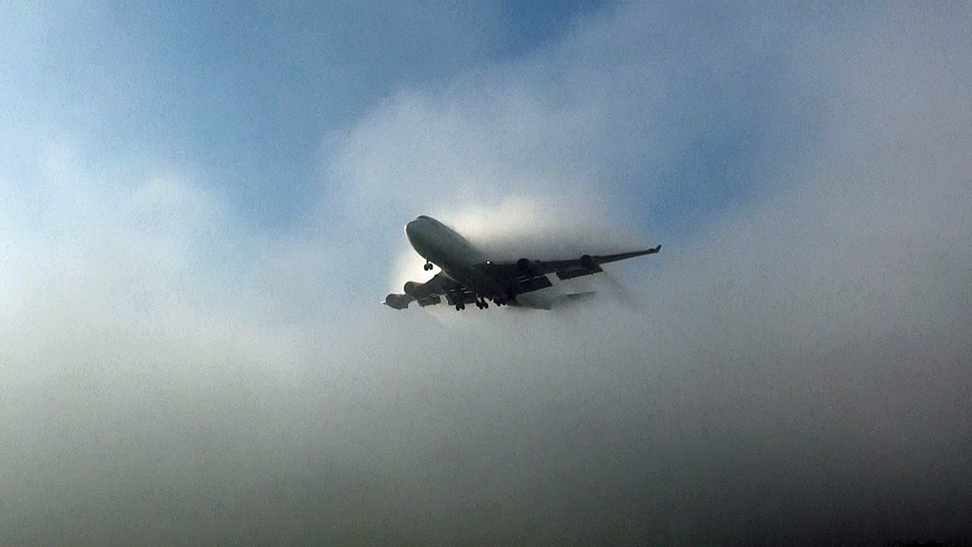 Самолет находящийся в полете преодолевает 85 метров. Самолет в тумане. Туман в авиации. Самолет вылетает из облаков. Самолет при взлете.