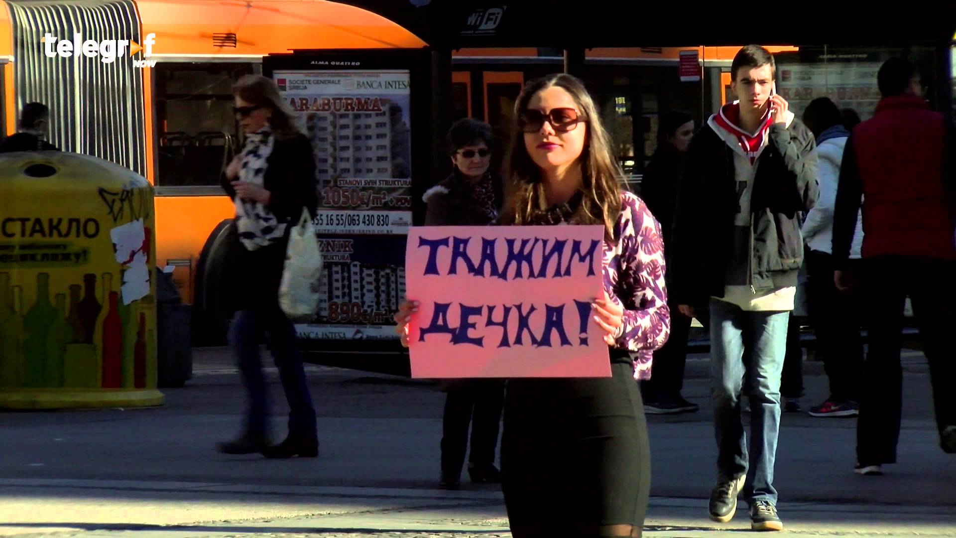 Devojka trazi decka.