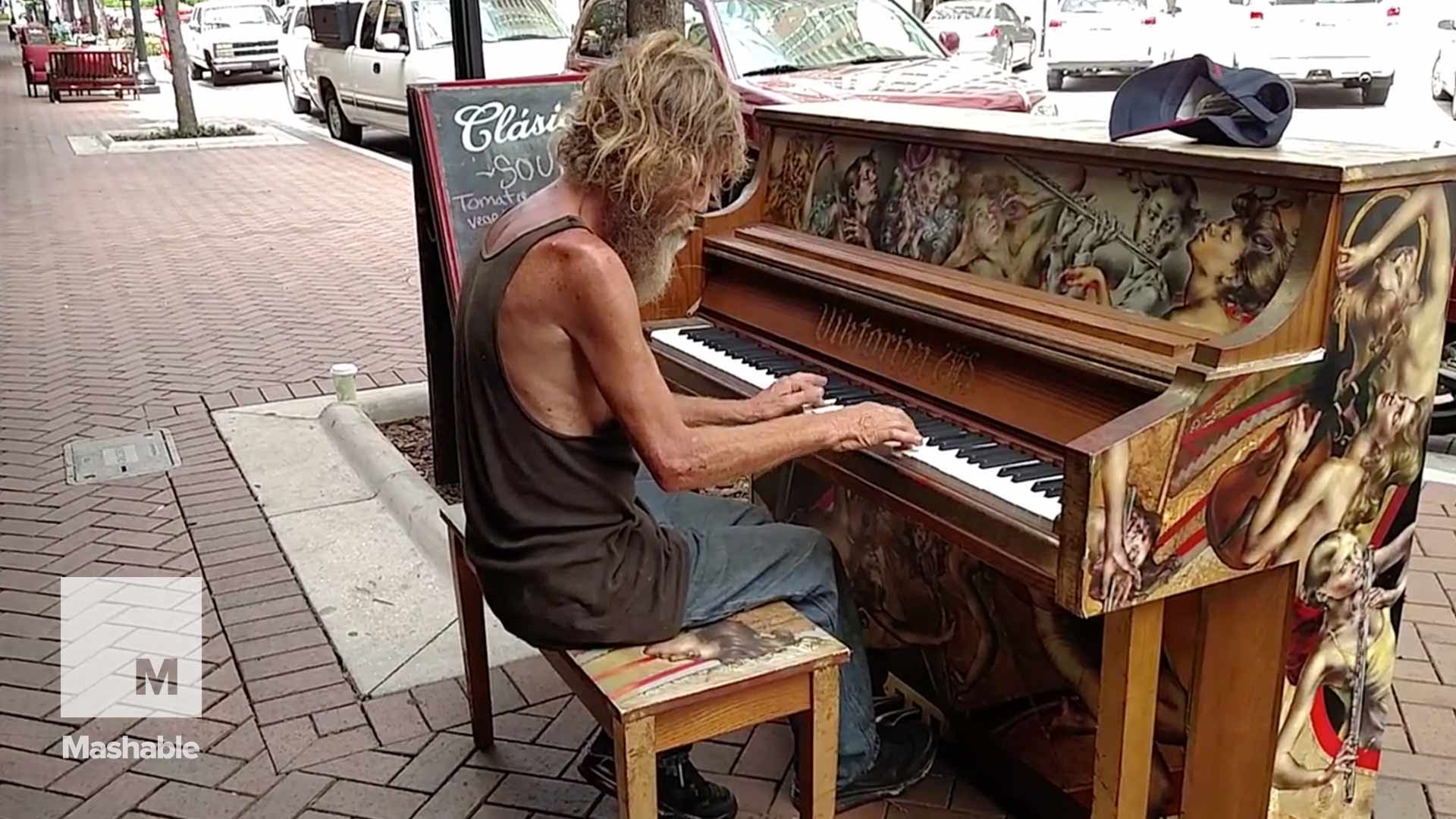 Сыграть бомжа. Бомж пианист. Уличный музыкант фортепиано.