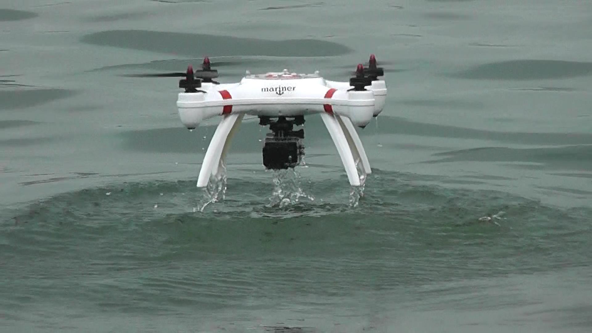 Подводный квадрокоптер с камерой. Дрон на воде. Дрон на воде. Дрон-гибрид. Плавающий дрон.