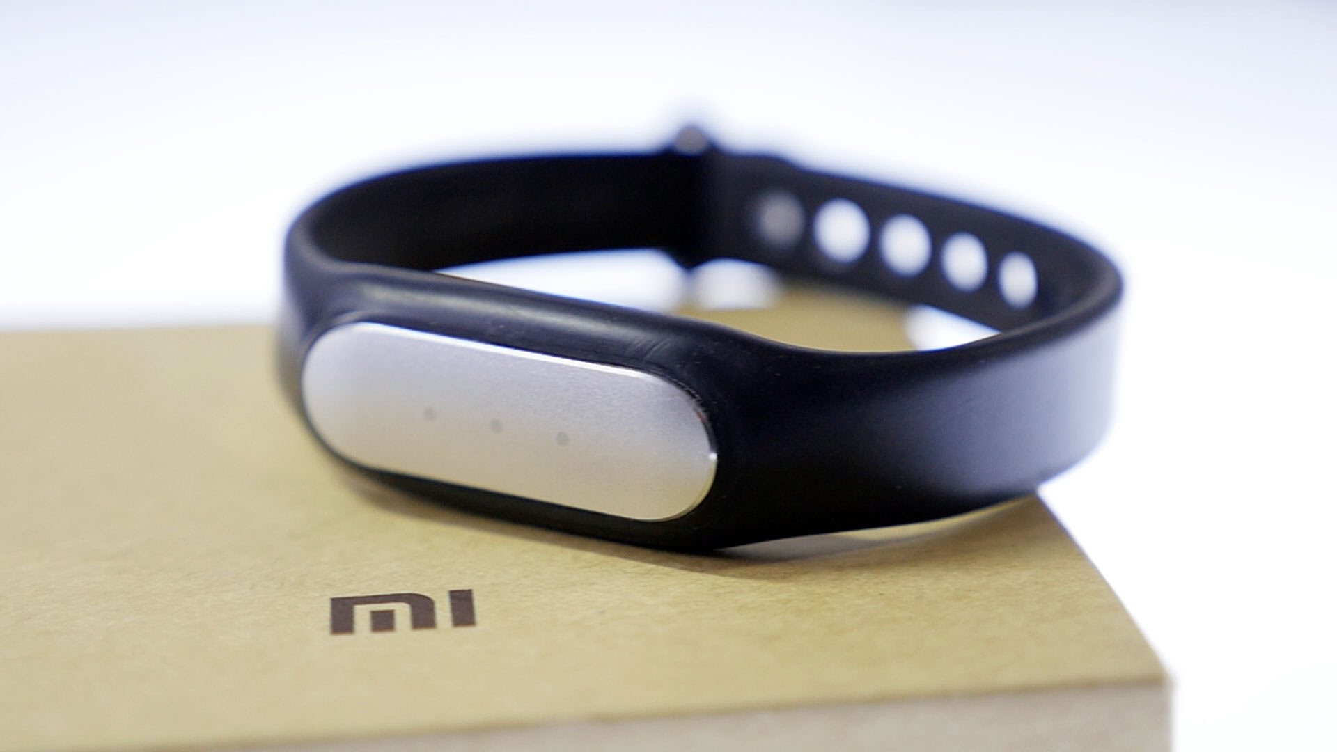 Mi Smart Band 1. Фитнес-трекер Xiaomi mi Band 7. Mi Band 1 на шее. Mi Band 1 обзор.