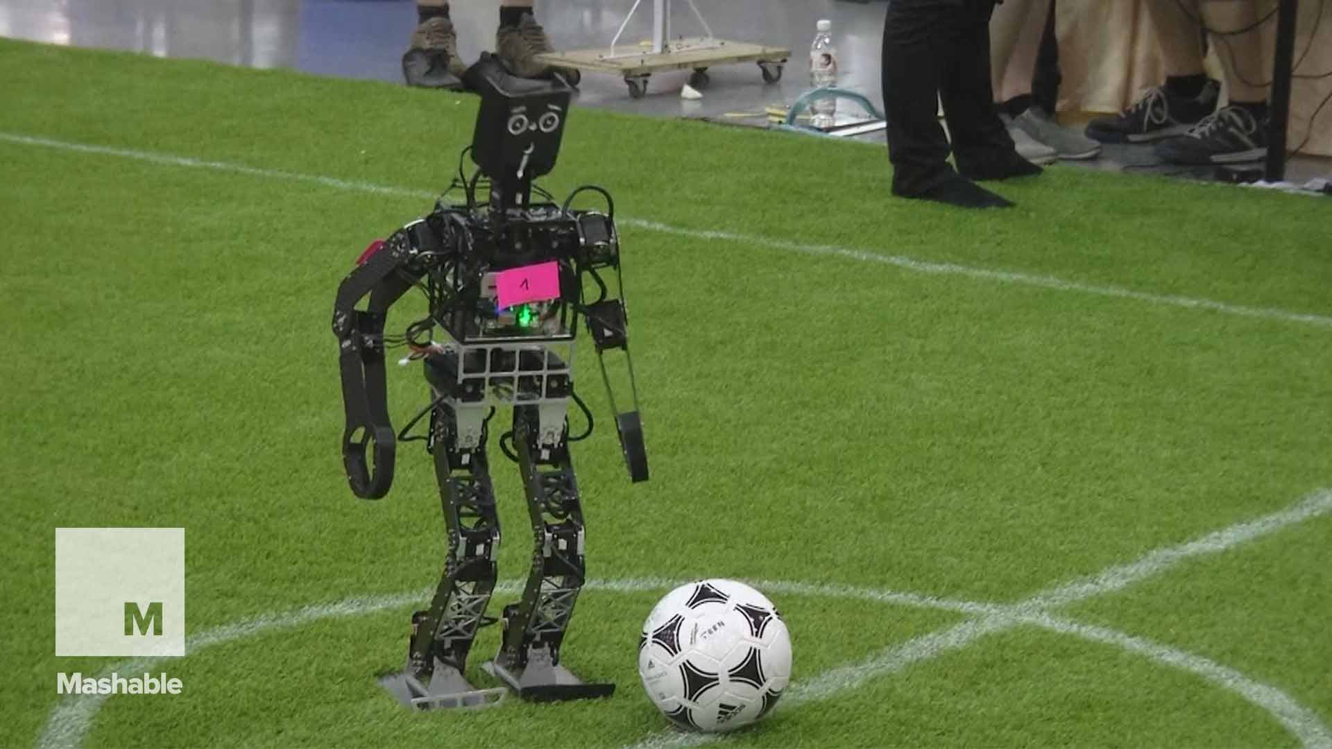 Роботы игроков игры. Робот "футболист". Роботы играют в футбол. Робот с футбольным мячом. Футбольный матч про робота.