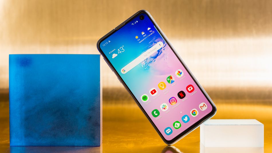 Galaxy S10e Review: Smaller Display with Better Features than iPhone 11