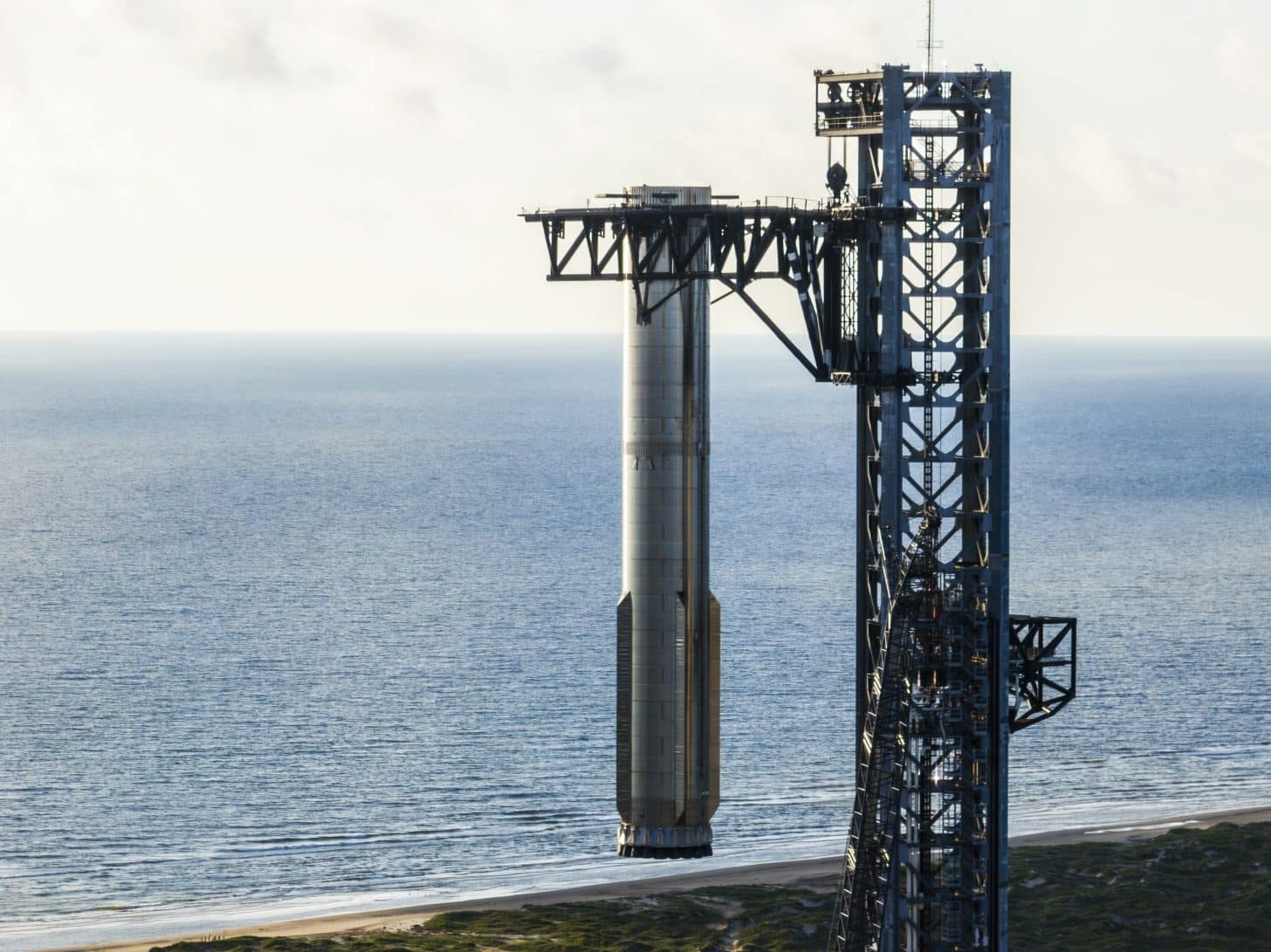 SpaceX successfully lifted the Starship Super Heavy booster onto the launch pad as part of its Flight 5 tower catch test, marking a crucial step forward in its mission to make space travel more sustainable. (Image: SpaceX)