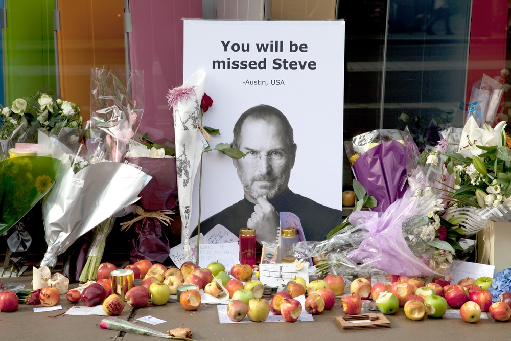 LONDON - OCTOBER 9: Shrine to Steve Jobs outside the Regent Street Apple Store on October 9, 2011 in London. Jobs, former CEO of Apple, died on October 5, 2011 after battling Pancreatic cancer. (Shutterstock)